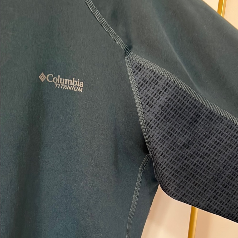 Columbia Titanium Men's Blue Performance Pullover - Picture 3 of 3
